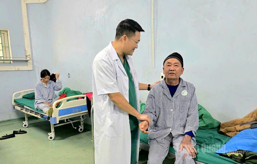 Thạc sĩ, Bác sĩ Trịnh Tiến Hùng, Trưởng khoa Tim mạch, Bệnh viện Đa khoa Hà Giang thăm hỏi tình hình sức khỏe của bệnh nhân.