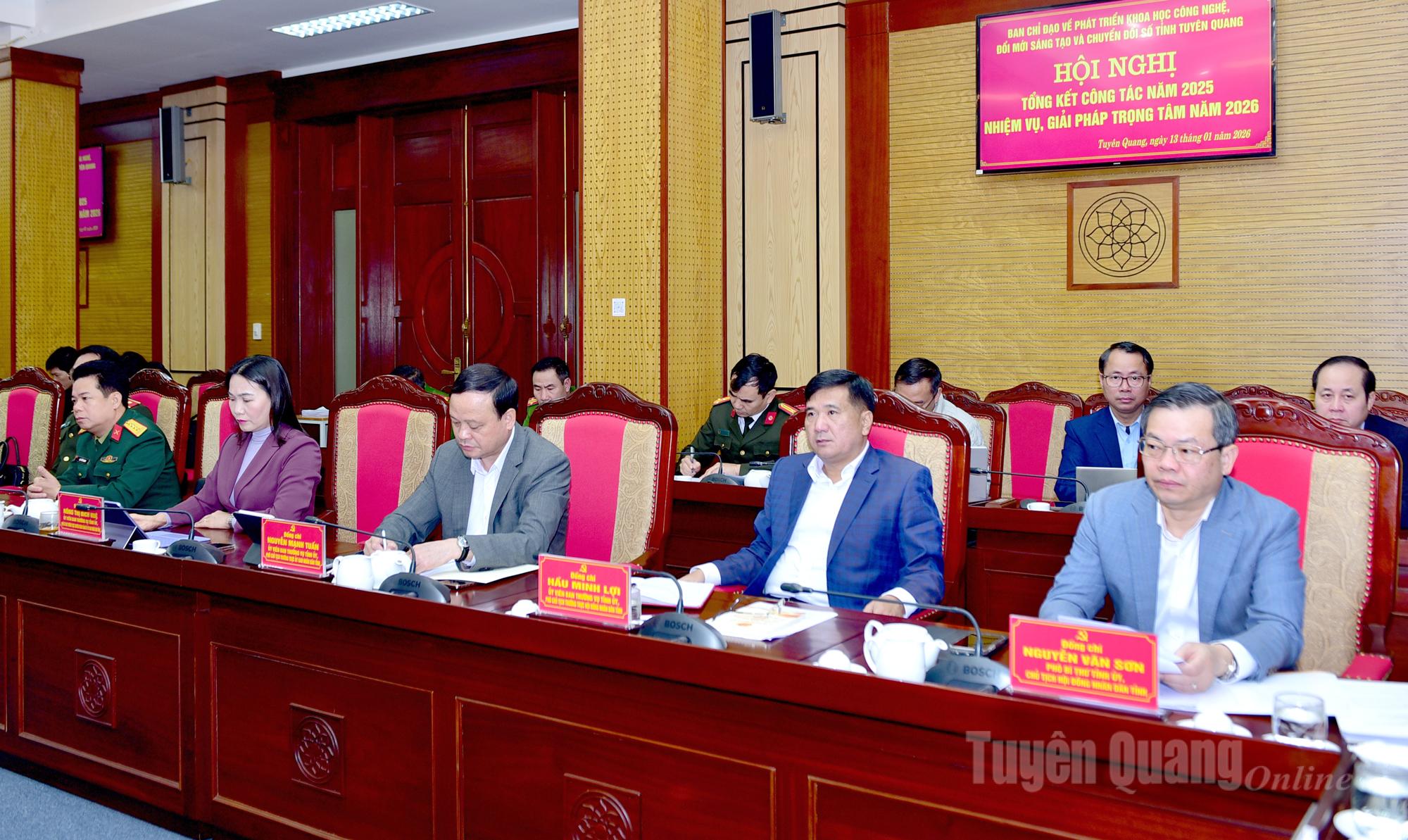 Đồng chí Chủ tịch HĐND tỉnh Nguyễn Văn Sơn và đại biểu dự hội nghị.