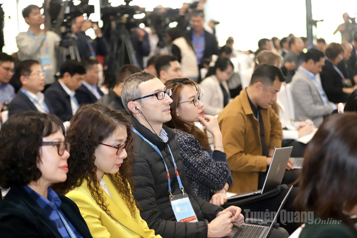 Các phóng viên trong nước và quốc tế tham gia họp báo.