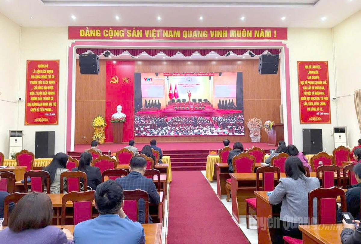 Cán bộ, giảng viên trường Chính trị tỉnh Tuyên Quang  theo dõi phiên khai mạc Đại hội đại biểu toàn quốc lần thứ XIV của Đảng tại Hội trường lớn. Ảnh: Lý Thu