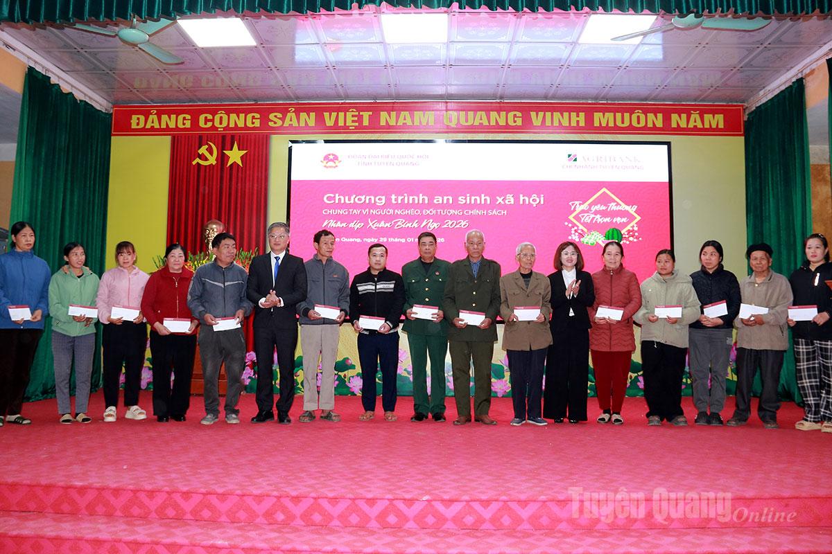 Đồng chí Nguyễn Việt Hà, đại biểu Quốc hội khóa XV, Giám đốc Chi nhánh Agibank Tuyên Quang trao quà cho các hộ nghèo, khó khăn xã Yên Nguyên.