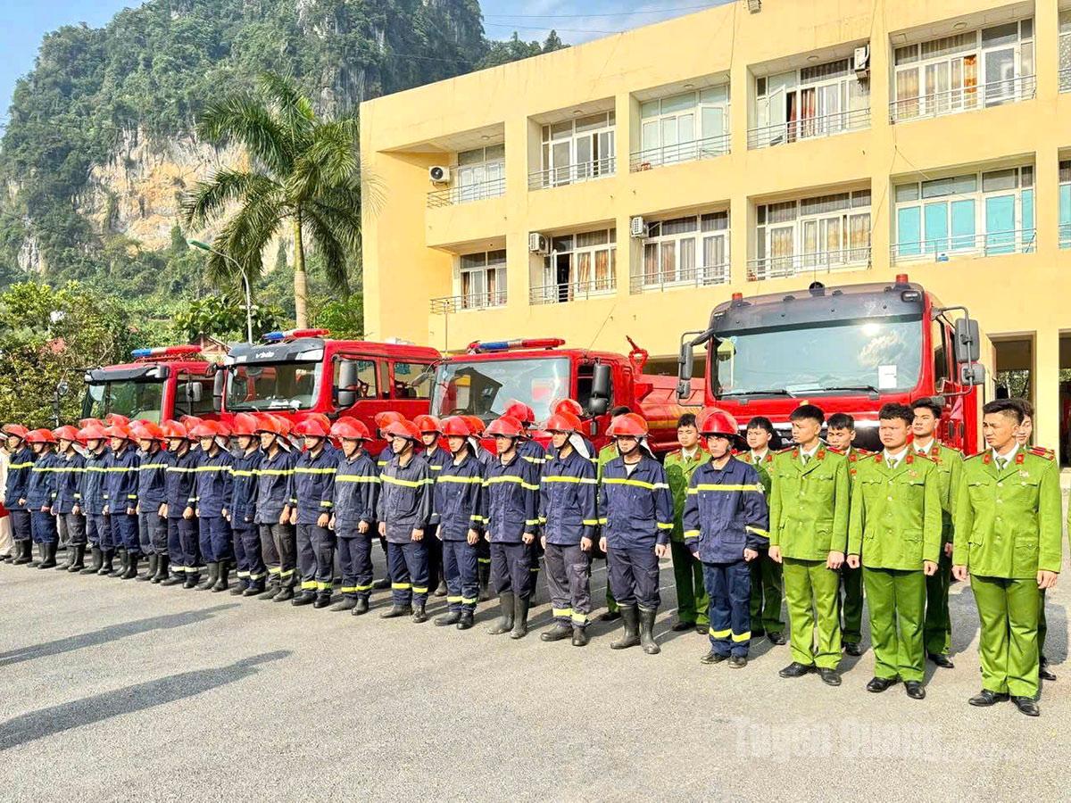 Cán bộ, chiến sĩ lực lượng PCCC và CNCH tăng cường công tác thường trực, bảo đảm sẵn sàng làm nhiệm vụ trong suốt thời gian diễn ra Đại hội. Ảnh Khánh Huyền