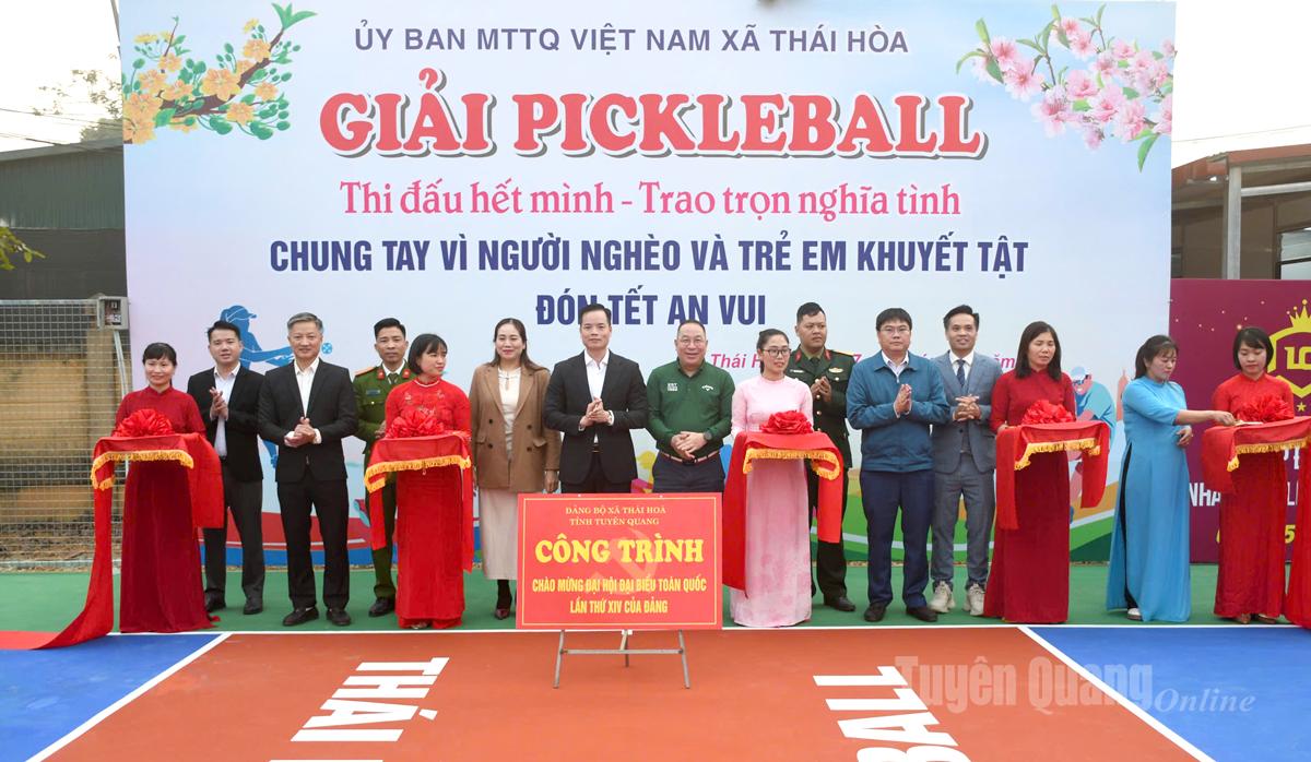 Các đại biểu băng khánh thành công trình sân Pickleball chào mừng Đại hội XIV của Đảng.