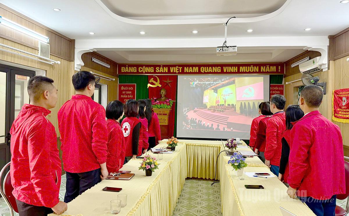 Cán bộ, người lao động Hội CTĐ tỉnh Tuyên Quang thực hiện nghi thức chào cờ khi theo dõi truyền hình trực tiếp Đại hội. Ảnh: Minh Thủy