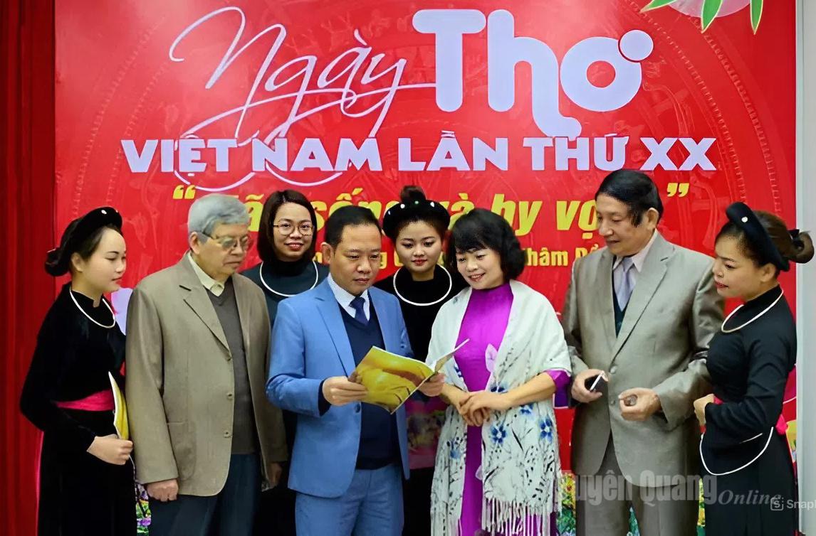 Nhà thơ Tạ Bá Hương trao đổi 
kinh nghiệm sáng tác thơ với 
các nhà thơ và độc giả yêu thơ.