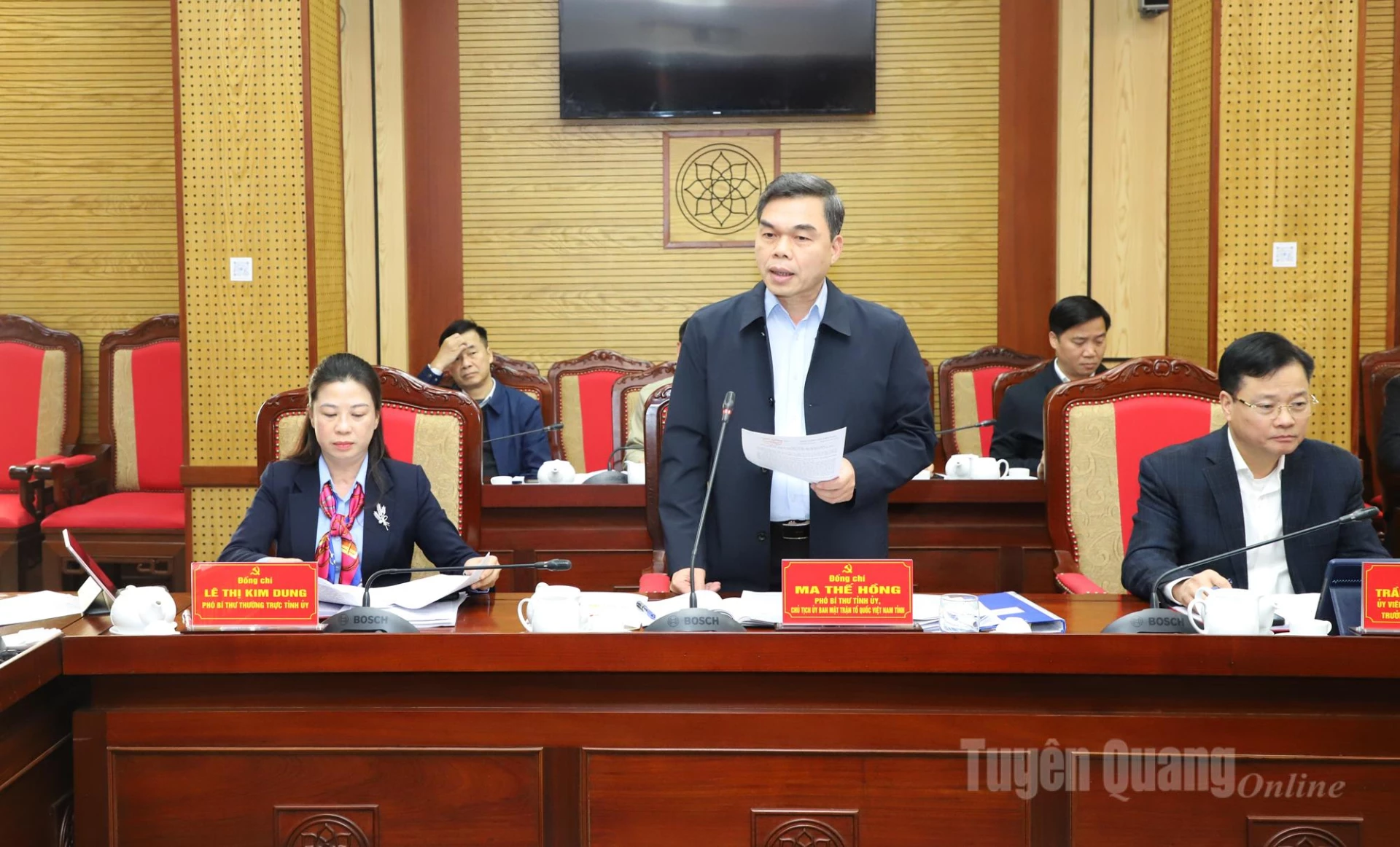 Phó Bí thư Tỉnh ủy, Chủ tịch Ủy ban MTTQ tỉnh Ma Thế Hồng phát biểu tại phiên họp.