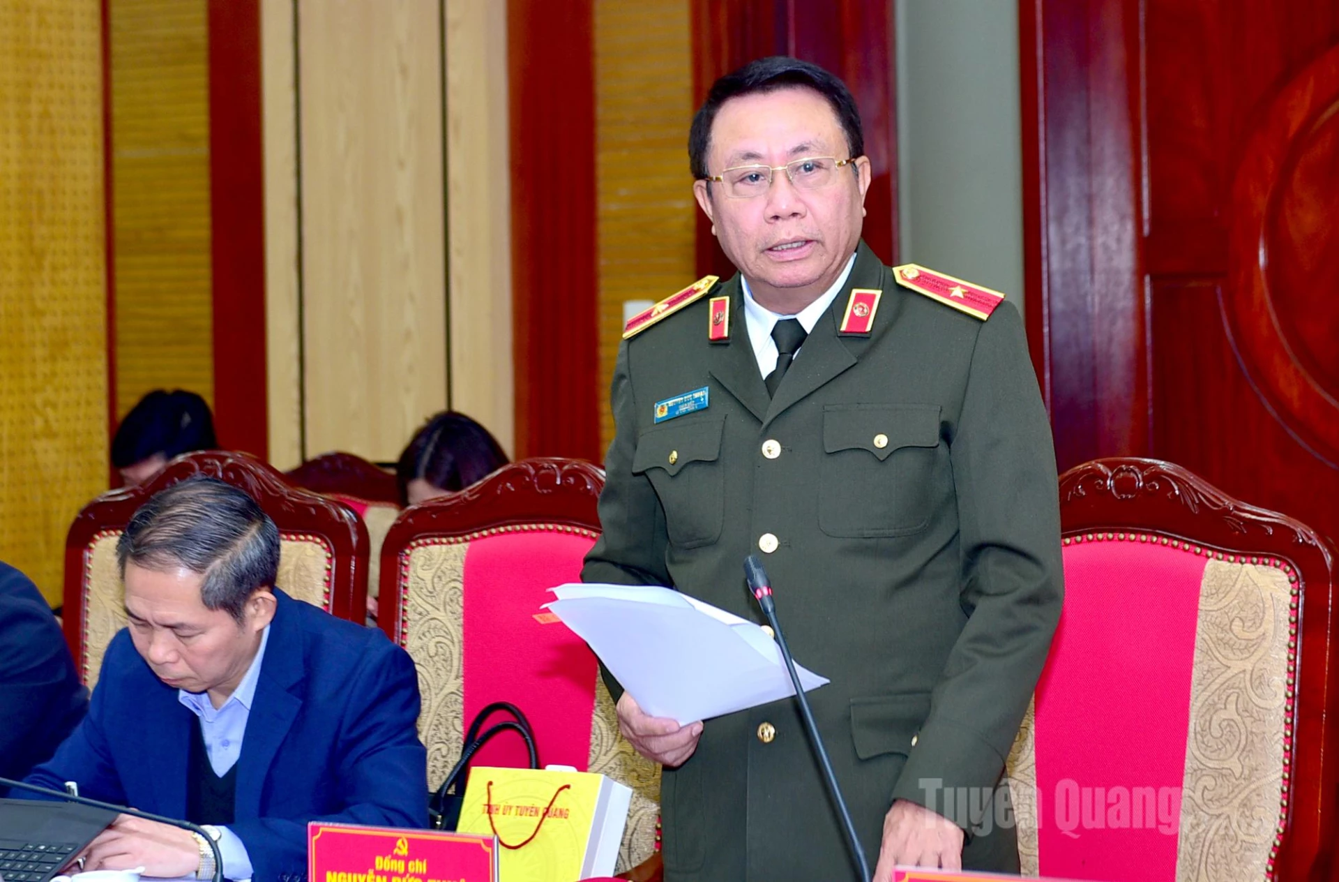 Thiếu tướng Nguyễn Đức Thuận, Giám đốc Công an tỉnh phát biểu thảo luận tại hội nghị.