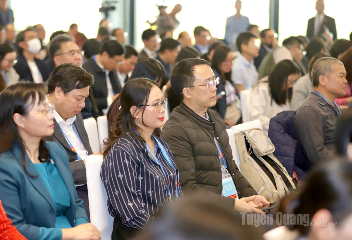 Phó Giám đốc Tăng Thị Hà và phóng viên Báo và phát thanh, truyền hình Tuyên Quang tham dự họp báo.