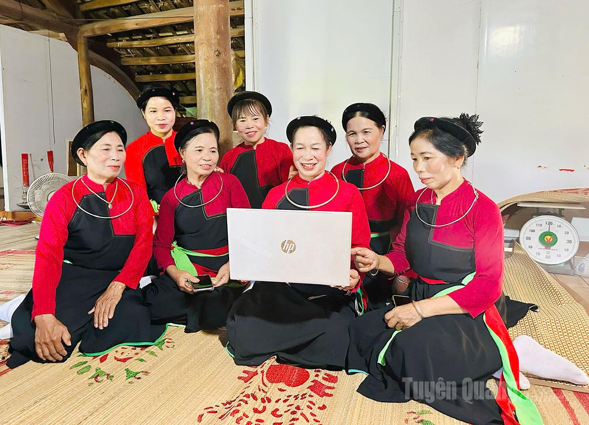 Đồng bào dân tộc Cao Lan, tổ 5, phường Bình Thuận theo dõi Đại hội trên Báo Tuyên Quang online.
Ảnh: Hải Hương.