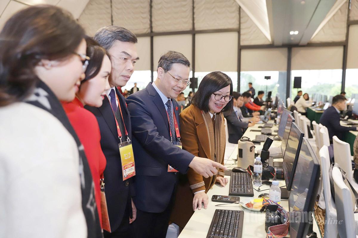 Các đồng chí lãnh đạo tỉnh tới thăm, động viên nhóm phóng viên Báo và PTTH tỉnh tác nghiệp tại Đại hội.