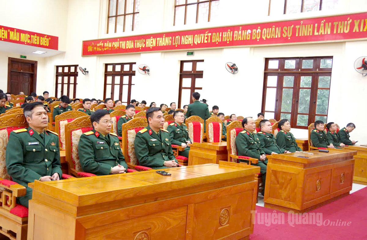 Cán bộ, chiến sỹ Bộ CHQS tỉnh theo dõi bế mạc Đại hội.
Ảnh: Thuỳ Lê