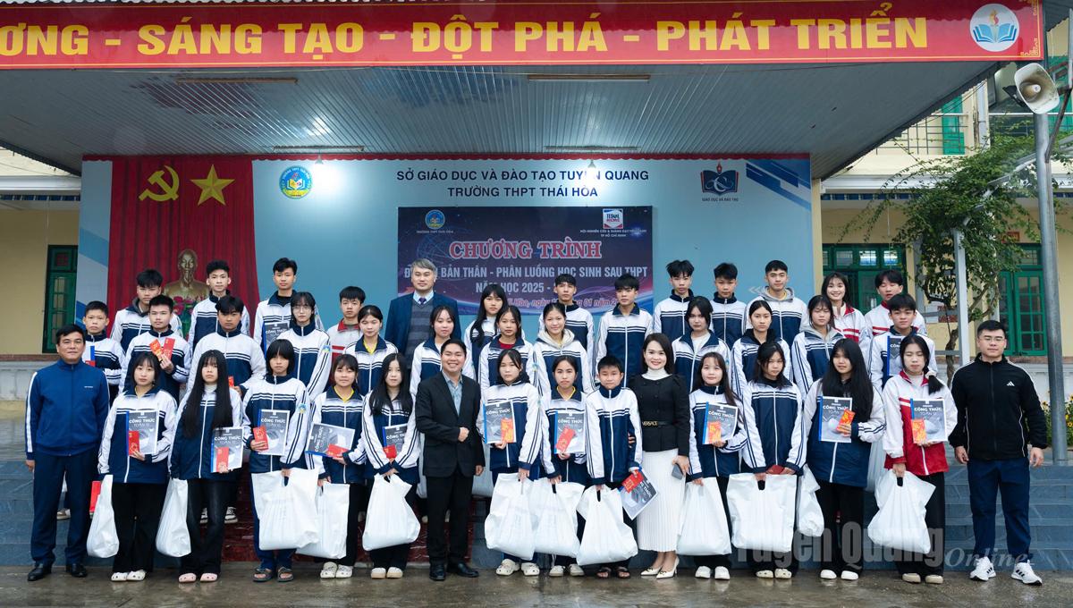 Trao tặng 36 suất quà Tết cho học sinh có hoàn cảnh khó khăn của trường THPT Thái Hoà.