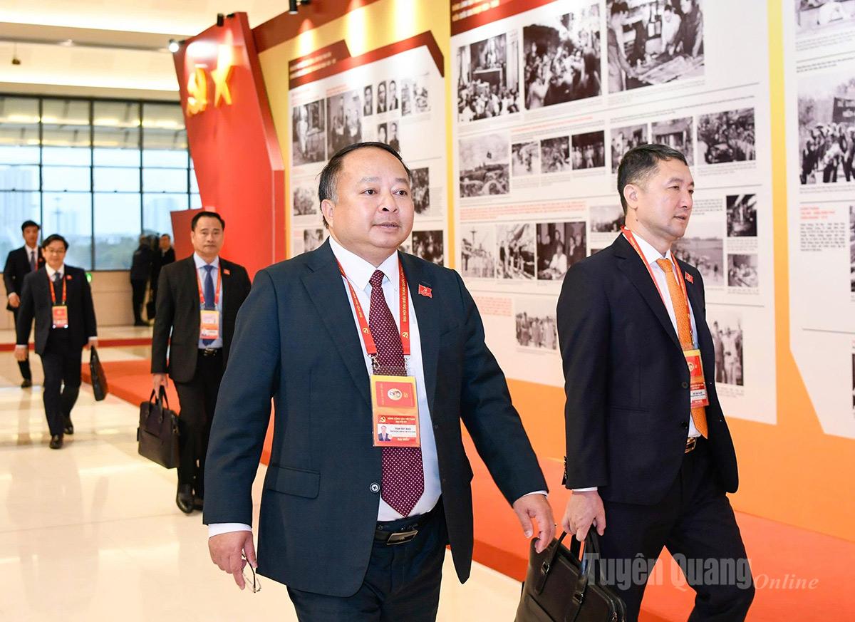 Chủ tịch UBND tỉnh Phan Huy Ngọc tới phiên làm việc của Đại hội sáng 22-1.