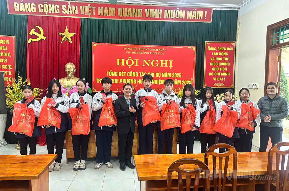 Trao tặng 10 suất quà Tết cho học sinh vượt khó học tốt của trường THPT Ỷ La.