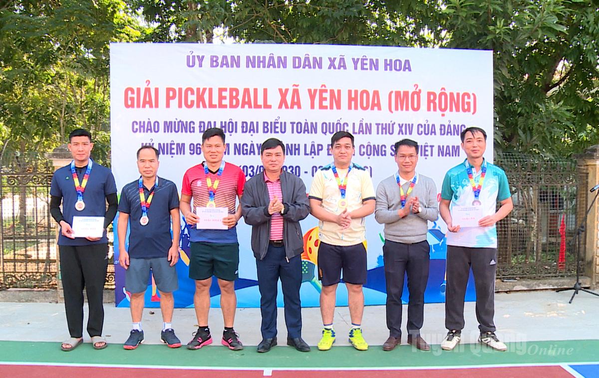 Ban tổ chức trao giải cho đôi nam phong trào tại Giải Pickleball xã Yên Hoa năm 2026 mở rộng.