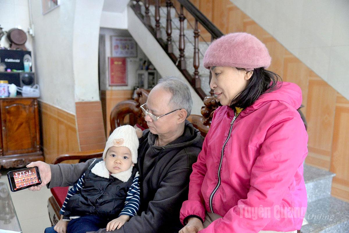 Gia đình ông Trần An Hồ, tổ dân phố Tân Hà 13, phường Minh Xuân theo dõi bế mạc Đại hội đại biểu toàn quốc lần thứ XIV của Đảng. Ảnh: Mộc Lan