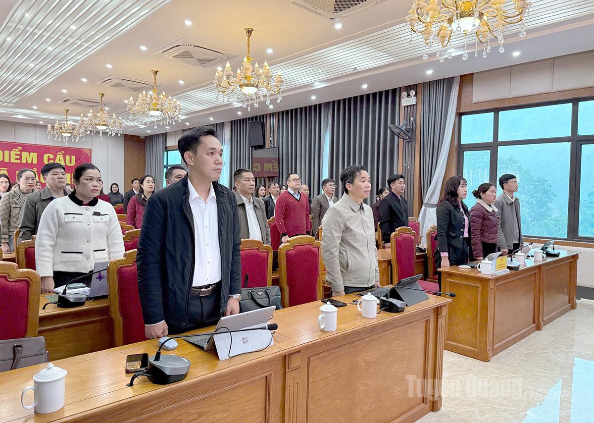 Đảng bộ, cán bộ xã Bắc Mê theo dõi khai mạc Đại hội. Ảnh: Hoàng Hoài