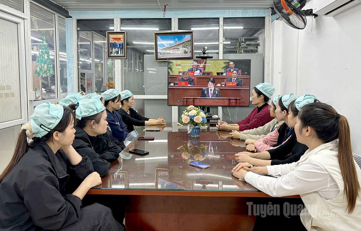 Công nhân Công ty May Tuyên Quang LGG - Chi nhánh Yên Sơn theo dõi phiên Khai mạc Đại hội đại biểu toàn quốc lần thứ XIV của Đảng. Ảnh: Thuý Nga