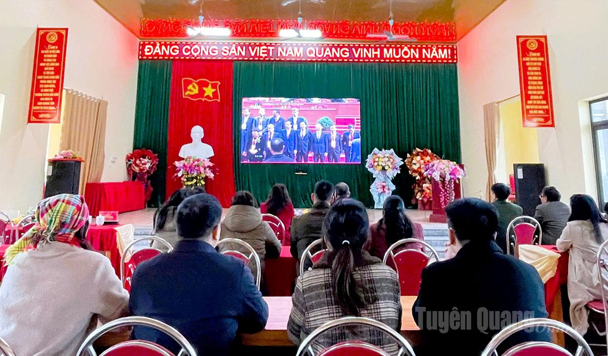 Cán bộ, đảng viên xã Tiên Yên theo dõi Đại hội đại biểu toàn quốc lần thứ XIV của Đảng. Ảnh: Mộc Lan.