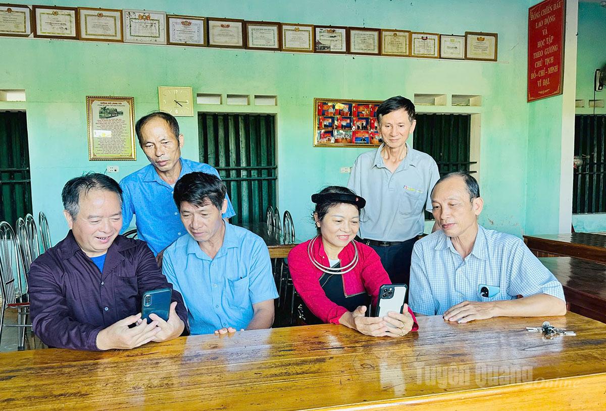 Đảng viên tổ dân phố Giếng Đõ, phường Mỹ Lâm theo dõi bế mạc Đại hội. Ảnh: Hải Hương.