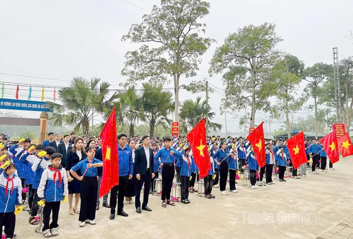 Đoàn xã Tân Trào tổ chức lễ chào cờ cho đoàn viên, thanh niên, học sinh trên địa bàn, chào mừng Đại hội Đảng toàn quốc lần thứ XIV. Ảnh: Lý Thu