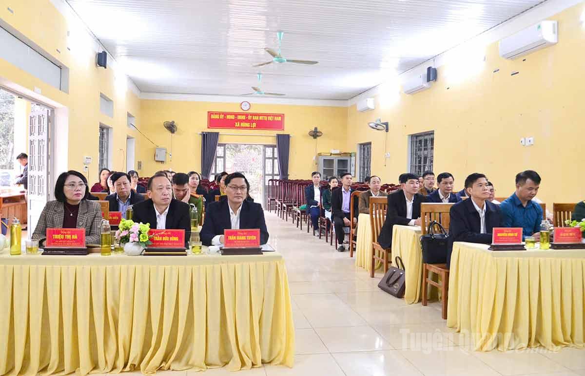 Cán bộ, đảng viên xã Hùng Lợi theo dõi Đại hội. Ảnh: Thuỳ Lê