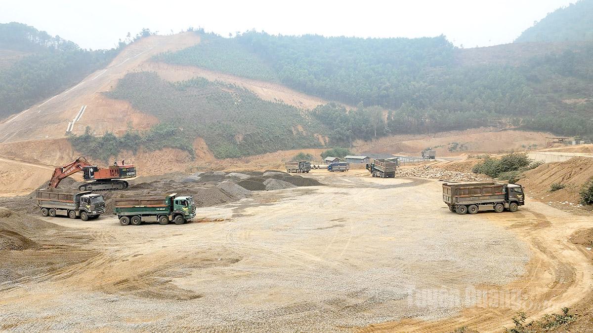 Không khí làm việc khẩn trương, đẩy nhanh tiến độ trên tuyến đường Hồ Chí Minh đoạn qua xã Trung Sơn, chào mừng Đại hội. Ảnh Quốc Việt