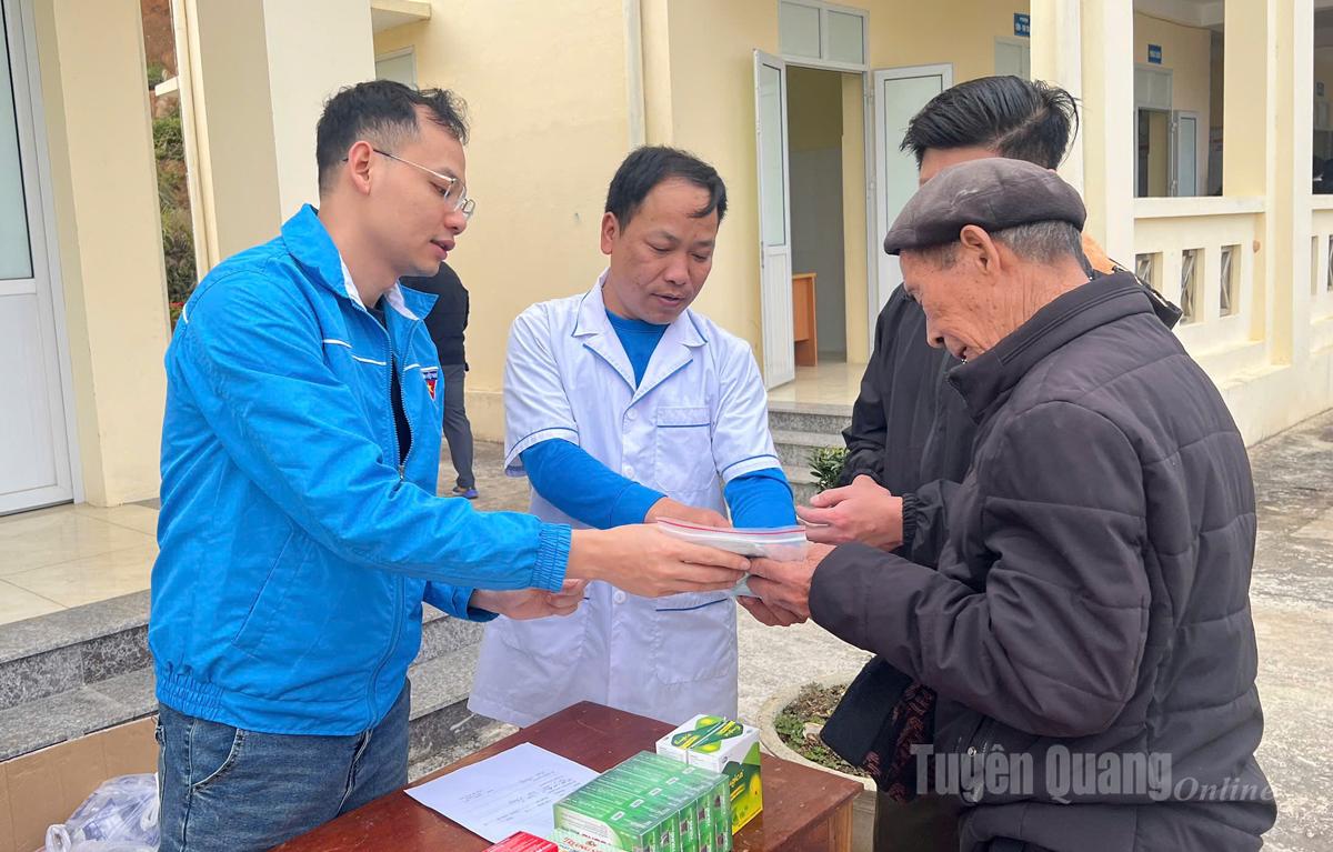 Y, bác sĩ Bệnh viện Đa khoa Hà Giang tư vấn và cấp phát thuốc miễn phí cho người cao tuổi xã Nấm Dẩn