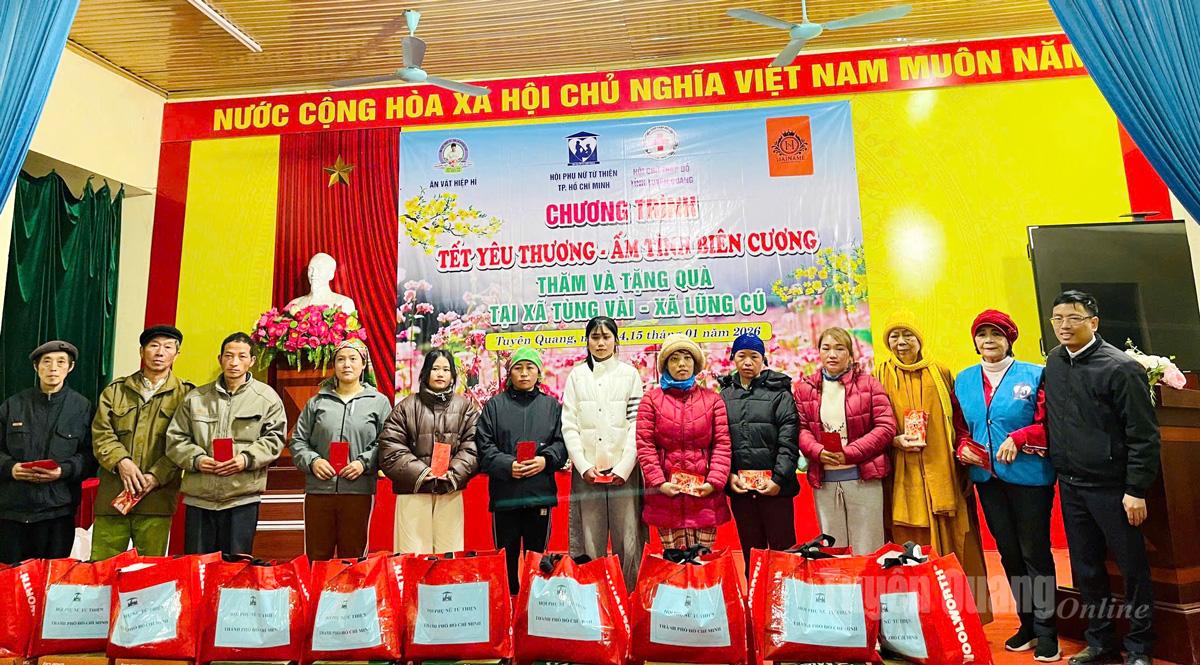 Đoàn từ thiện trao các suất quà cho hộ nghèo trên trên địa bàn xã.