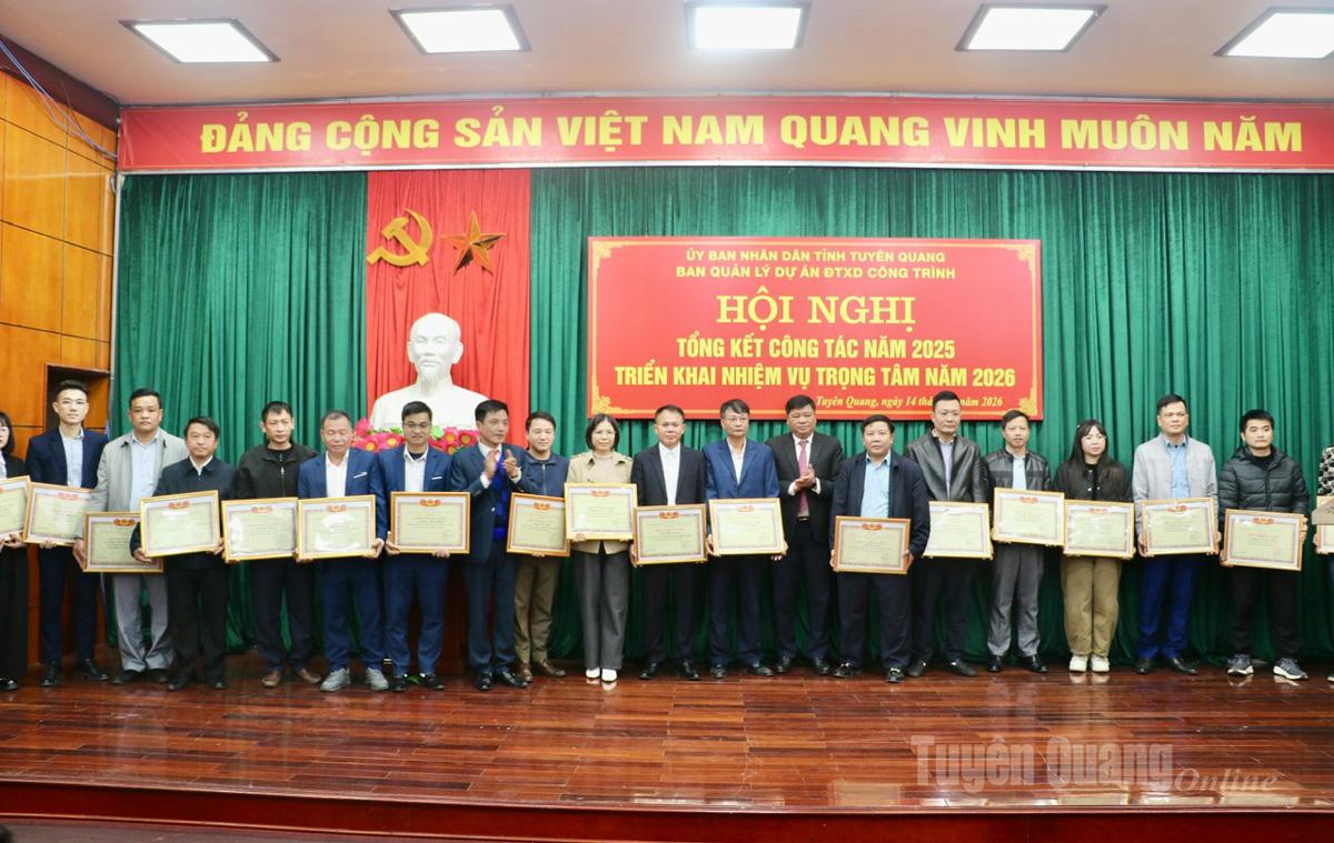 Lãnh đạo BQL Dự án ĐTXD công trình tỉnh trao khen thưởng cho các tập thể và cá nhân.