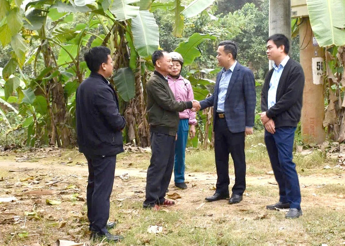 Do Hung Duc, Member of the Provincial Party Executive Committee and Secretary of the Minh Xuan Ward Party Committee (second from right), meets and listens to residents of Residential Group 21, Kim Phu.