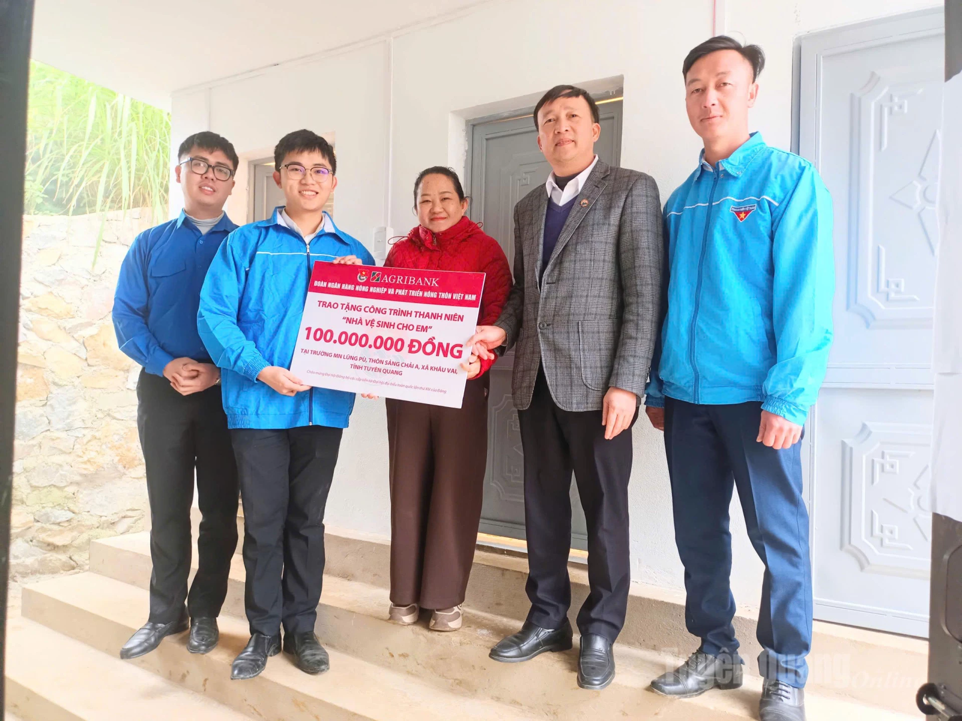 Agribank bàn giao công trình nhà vệ sinh cho Trường Mầm non Lũng Pù