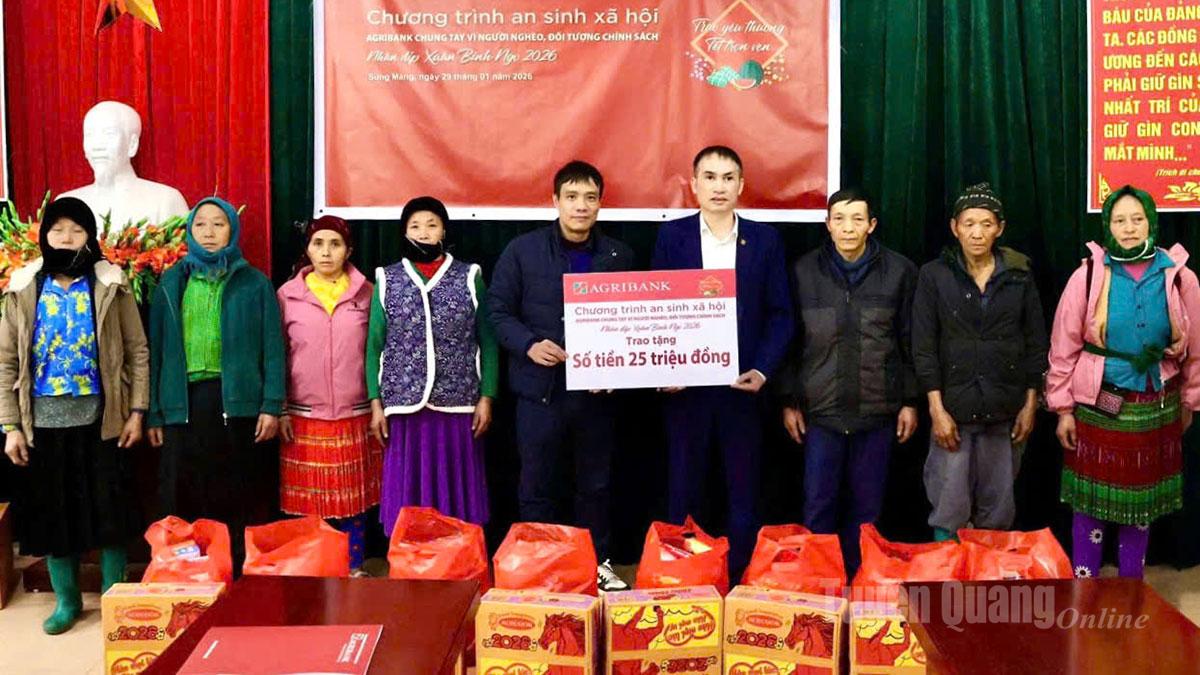 Đại diện Agribank Chi nhánh Hà Giang trao quà tết cho các hộ nghèo xã Sủng Máng.