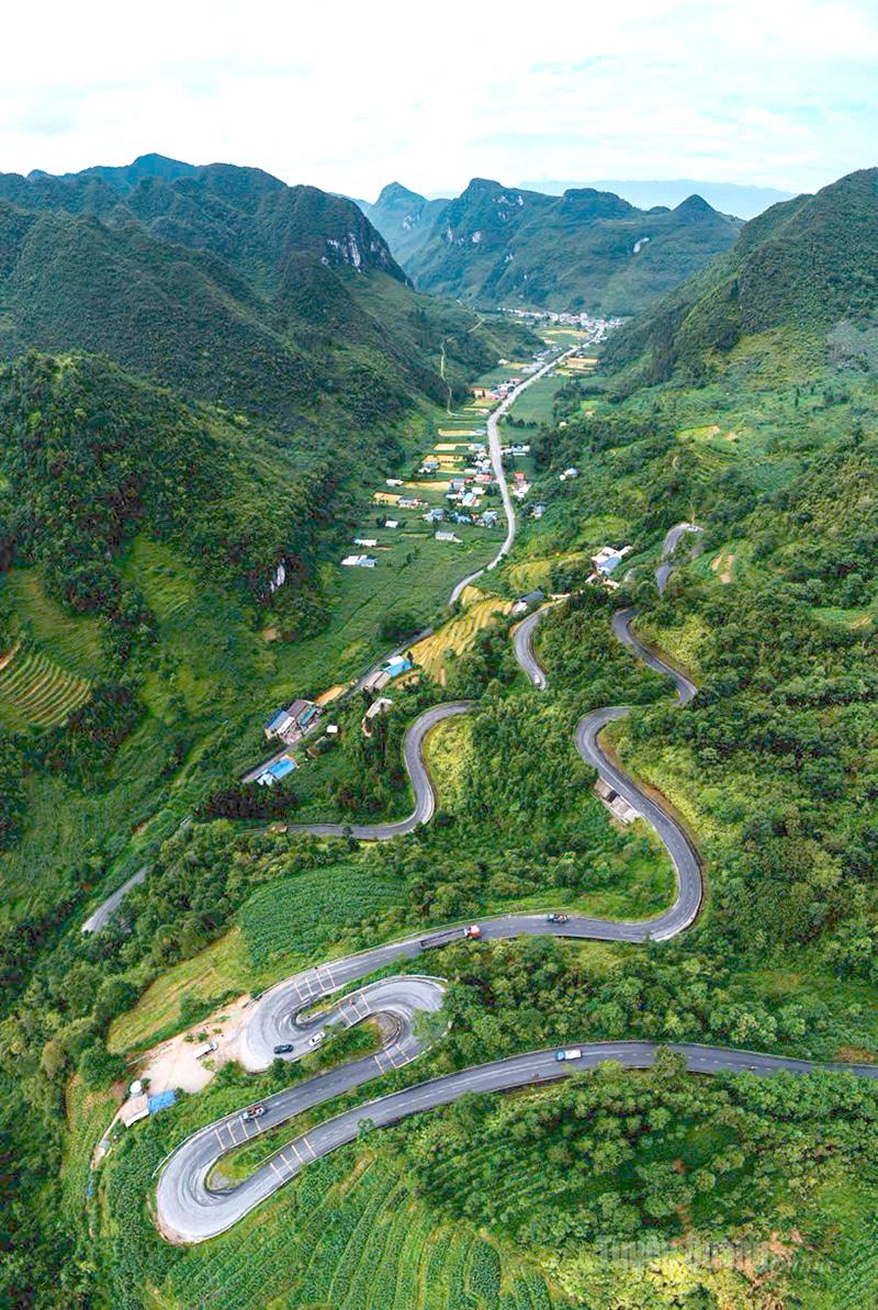 Con đường Hạnh Phúc nối liền các địa phương thuộc Vùng Công viên địa chất toàn cầu UNESCO Cao nguyên đá Đồng Văn. 