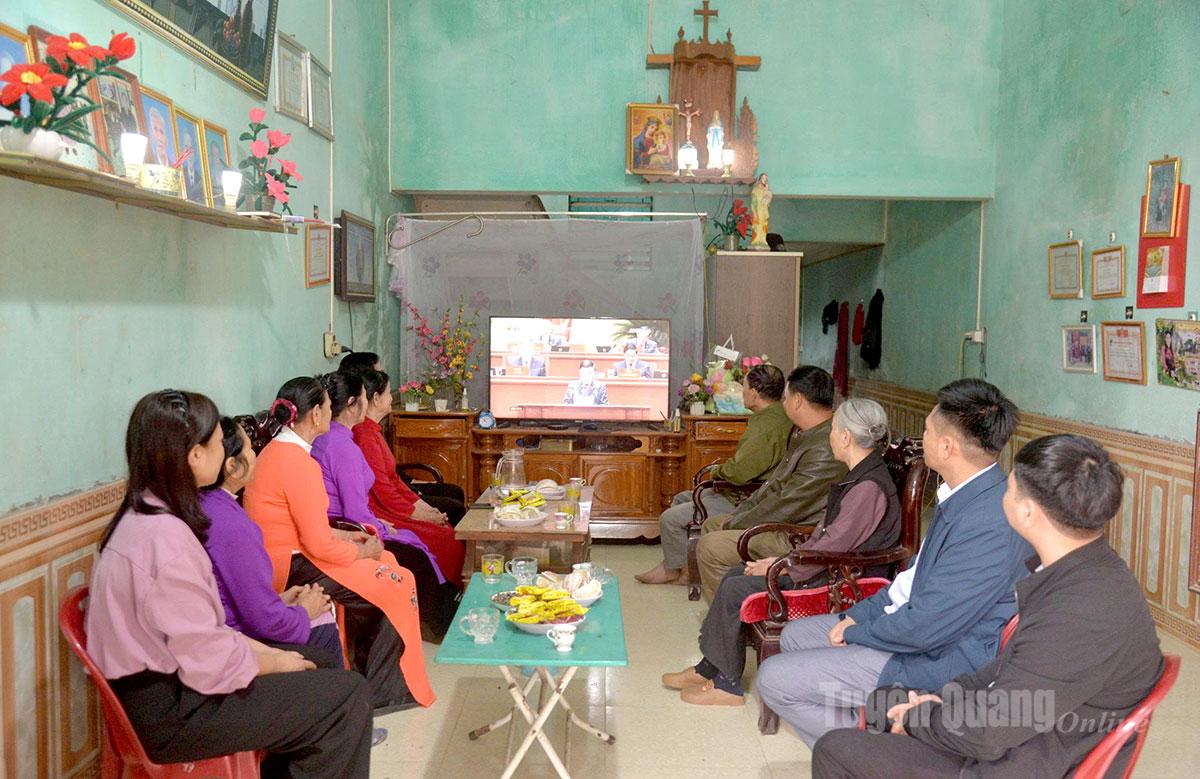 Đồng bào công giáo giáo họ nhà sứ, giáo sứ Đồng Chương,  thôn Hồ Sen, xã Bình Ca theo dõi Đại hội đại biểu toàn quốc lần thứ XIV của Đảng. Ảnh: Mộc Lan