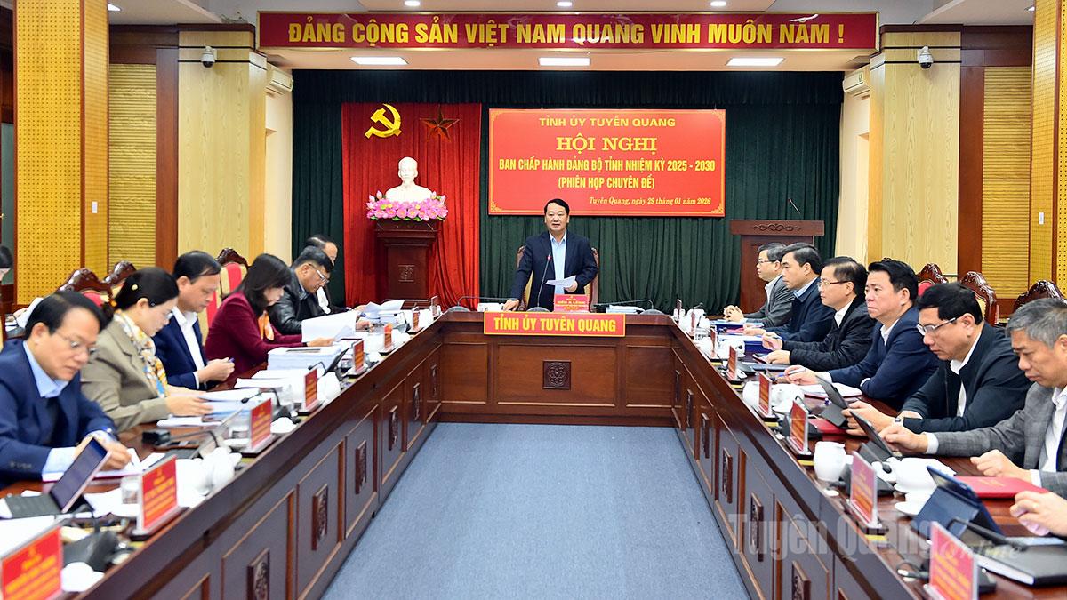 Đồng chí Bí thư Tỉnh ủy Hầu A Lềnh chủ trì hội nghị.