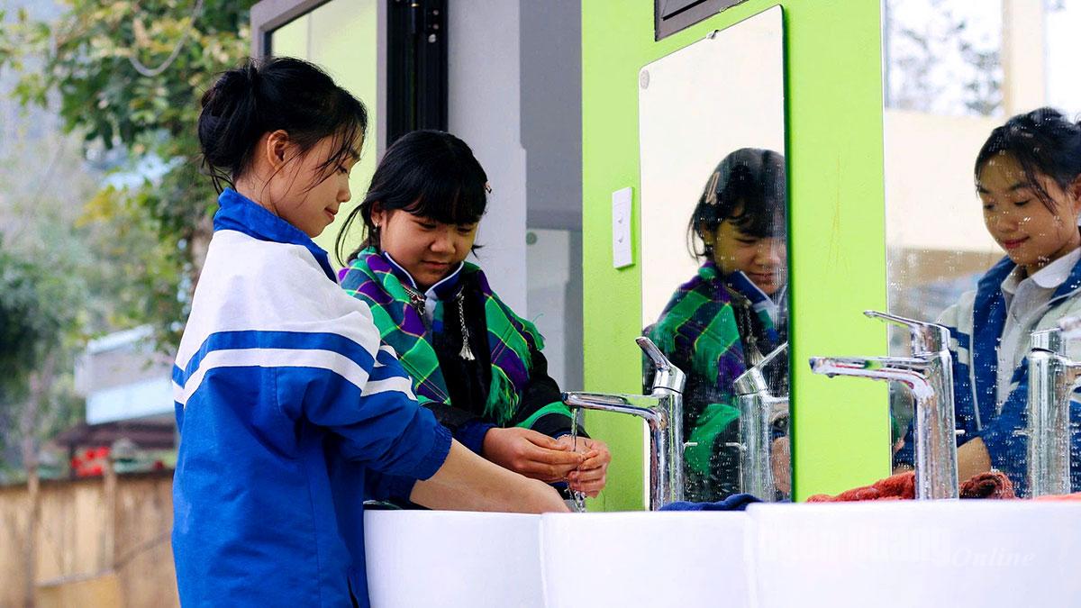 Các em học sinh Trường THCS Yên Hà được sử dụng công trình vệ sinh đạt tiêu chuẩn về vệ sinh học đường.