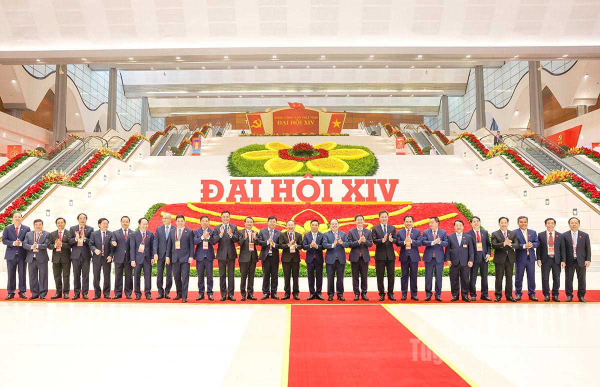 Bí thư Tỉnh uỷ Hầu A Lềnh (thứ 6 từ phải qua trái) chụp ảnh với các Trưởng đoàn tham dự Đại hội.