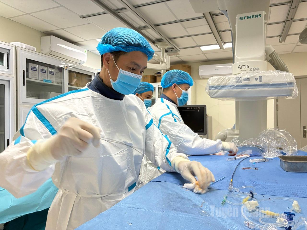 Các y, bác sỹ thực hiện ca can thiệp.