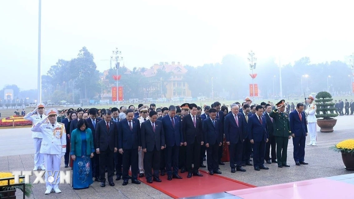 Các đại biểu dự Đại hội XIV của Đảng viếng Chủ tịch Hồ Chí Minh