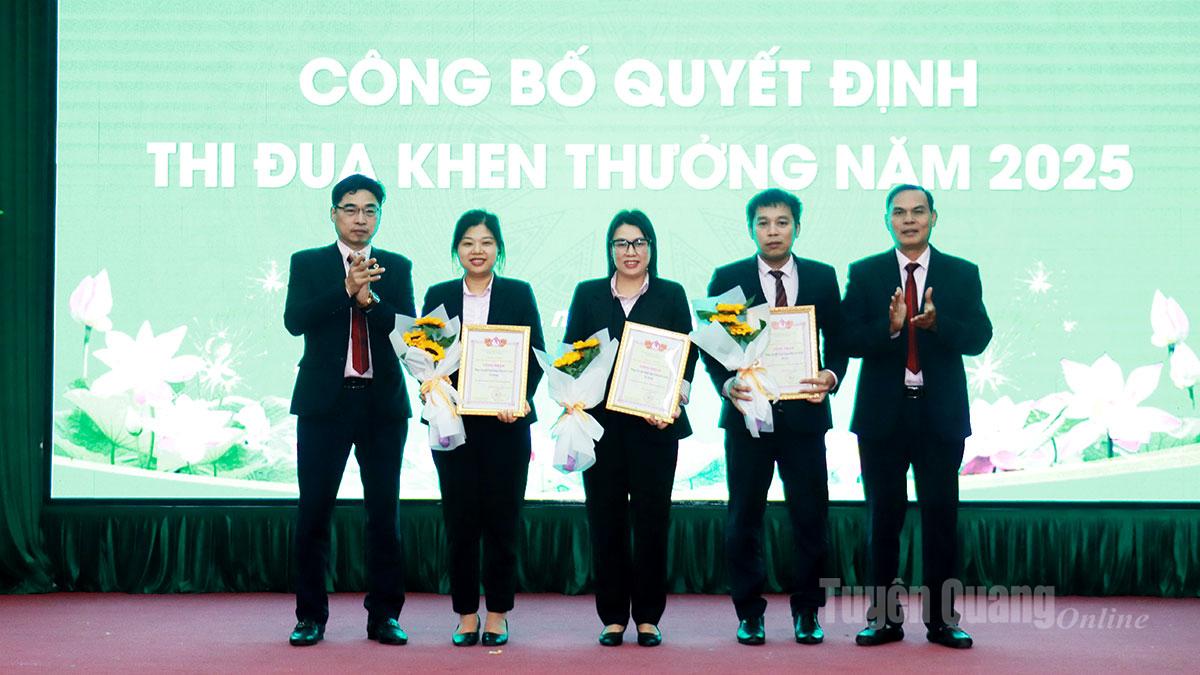 Giám đốc Chi nhánh Ngân hàng Chính sách xã hội tỉnh khen thưởng cho các tập thể có thành tích xuất sắc trong thực hiện nhiệm vụ năm 2025