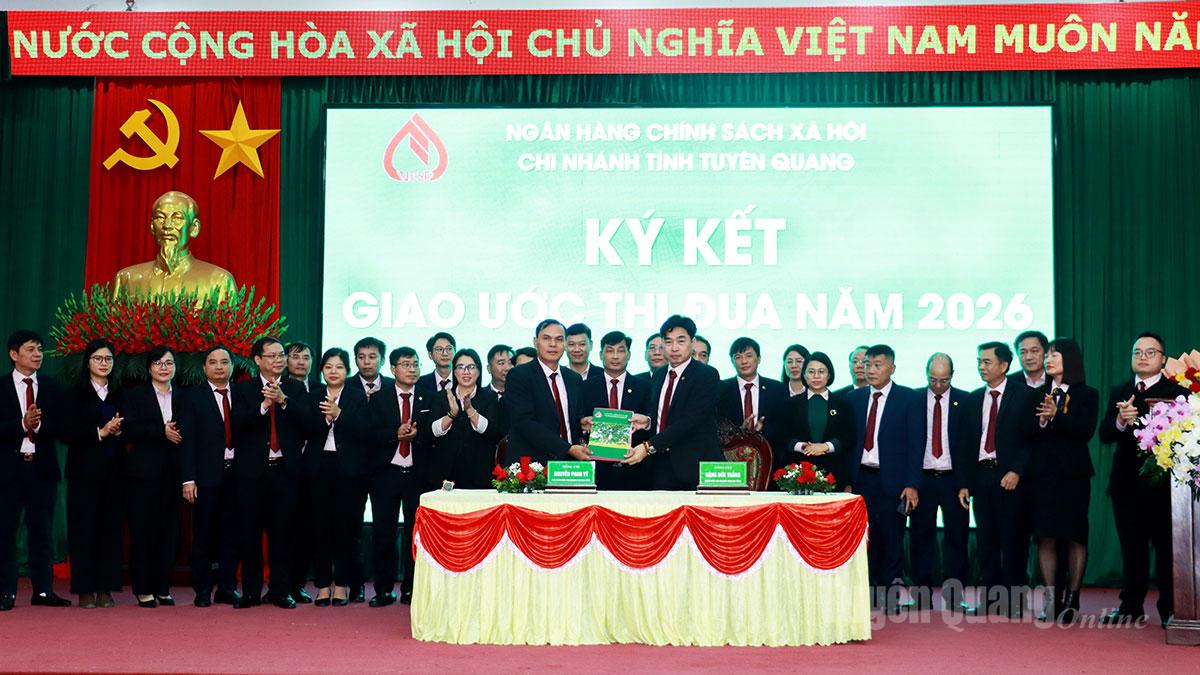 Chi nhánh Ngân hàng Chính sách xã hội tỉnh Tuyên Quang ký kết giao ước thi đua năm 2026.