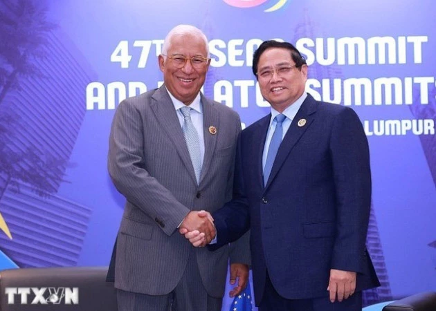 Prime Minister Pham Minh Chinh meets President of the European Council Antonio Costa on the sidelines of the 47th ASEAN Summit in Malaysia. (Photo: VNA)