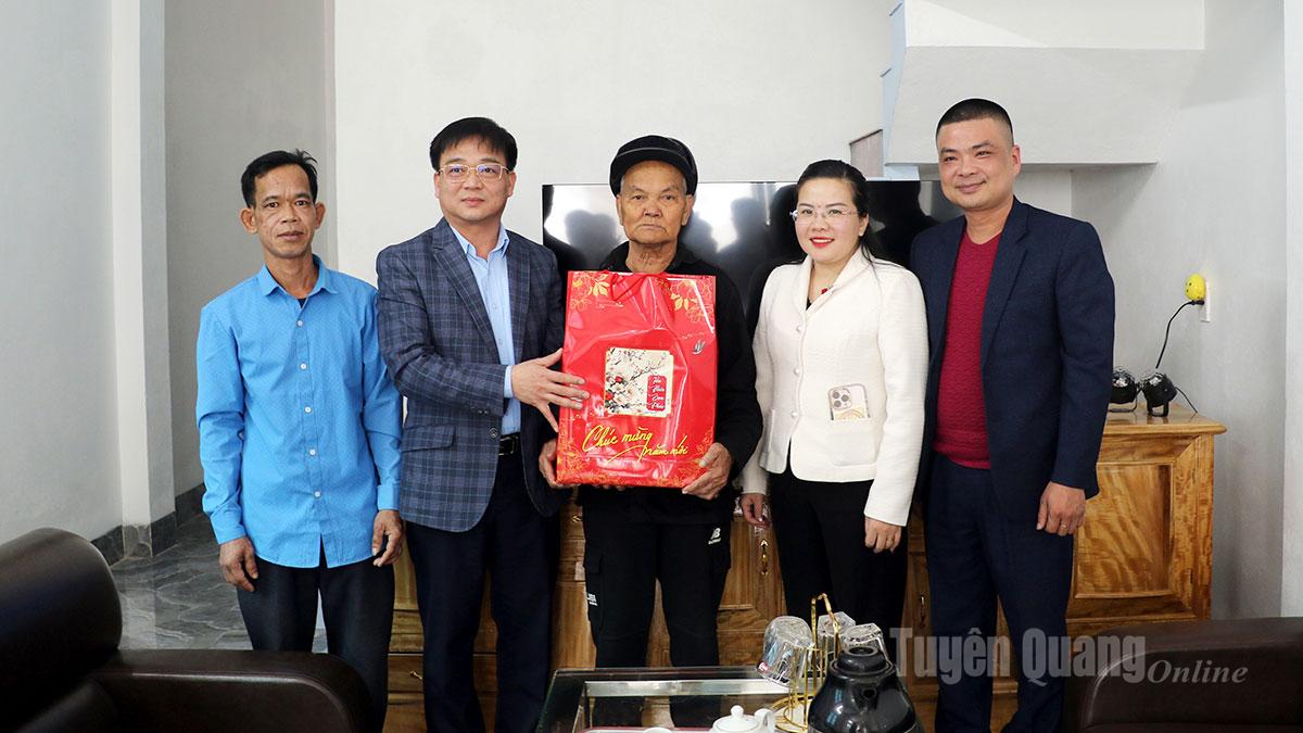 Đồng chí Nguyễn Hưng Vượng, Ủy viên Ban Thường vụ Tỉnh ủy, Chủ nhiệm Ủy ban Kiểm tra Tỉnh ủy trao quà cho ông Váng Vần Séng, người cao tuổi.