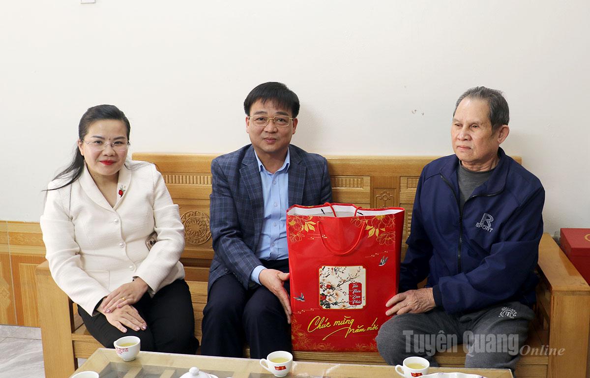 Chủ nghiệm Ủy ban Kiểm tra Tỉnh ủy Nguyễn Hưng Vượng thăm hỏi, tặng quà cho thương binh ¼ Sin Kháy Chà.