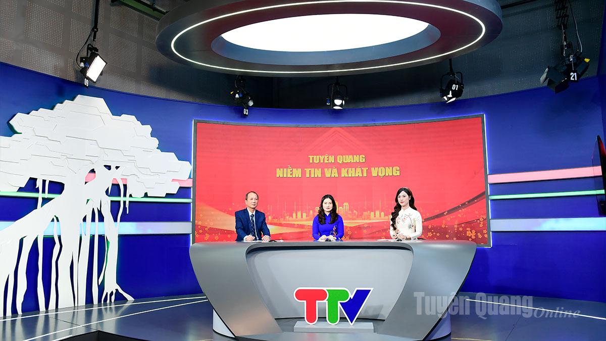 Đồng chí Vương Ngọc Hà, Ủy viên Ban Thường vụ Tỉnh ủy, Phó Chủ tịch UBND tỉnh và lãnh đạo Sở Xây dựng tham gia cầu truyền hình tại Trường quay S3, Báo và phát thanh, truyền hình Tuyên Quang.