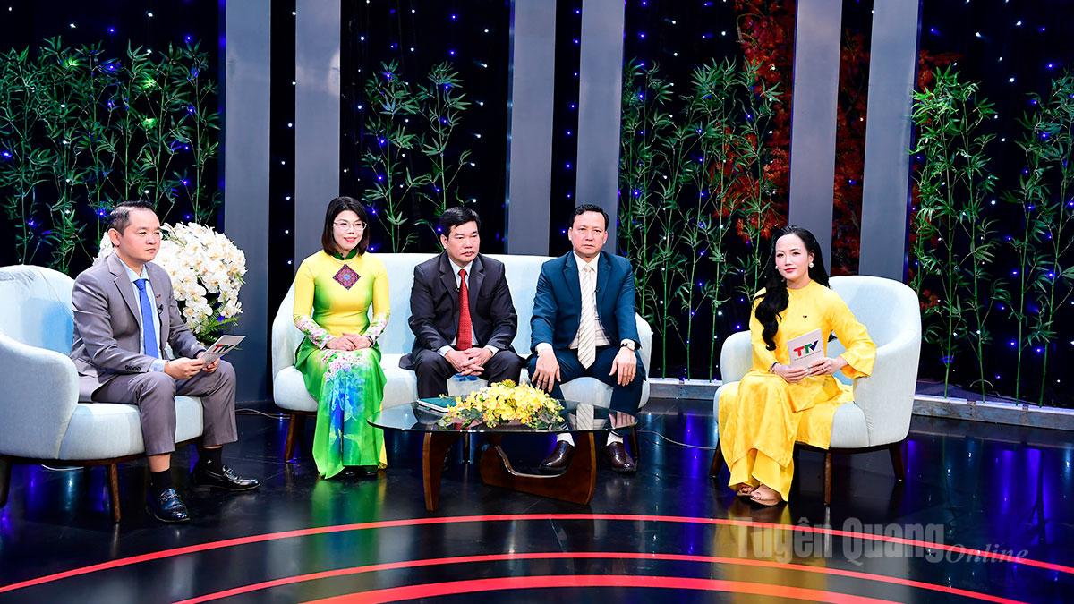 Đại biểu tham gia cầu truyền hình tại Trường quay S2, Báo và phát thanh, truyền hình Tuyên Quang.