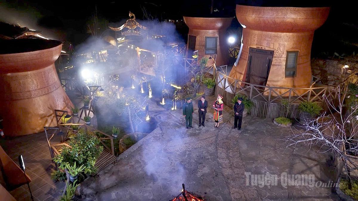 Đại biểu tham gia cầu truyền hình trực tiếp tại điểm cầu xã Lũng Cú.