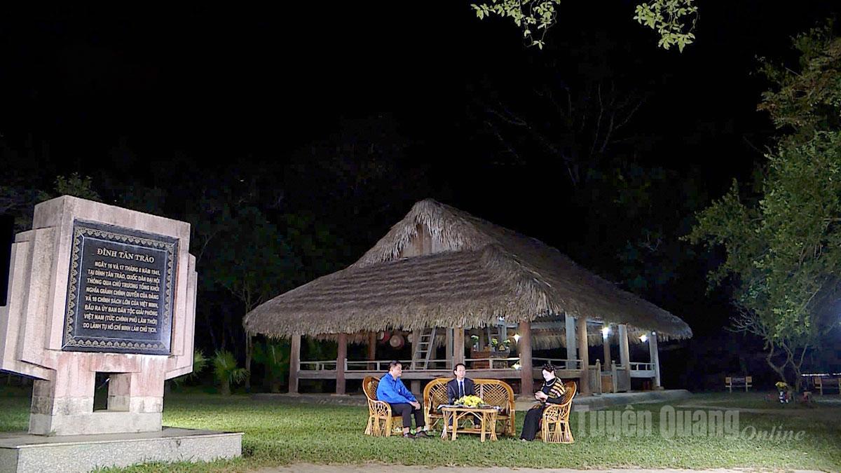 Đại biểu tham gia cầu truyền hình trực tiếp tại điểm cầu xã Tân Trào.