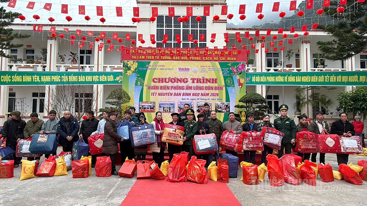 Ban Tổ chức tặng quà Tết cho đồng bào và học sinh nghèo vùng biên giới xã Sơn Vĩ.